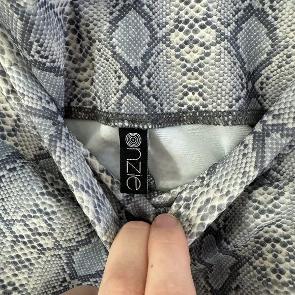 ONZIE‎ Gray & White Cropped Snake Print Leggings Size Medium - Picture 6 of 9